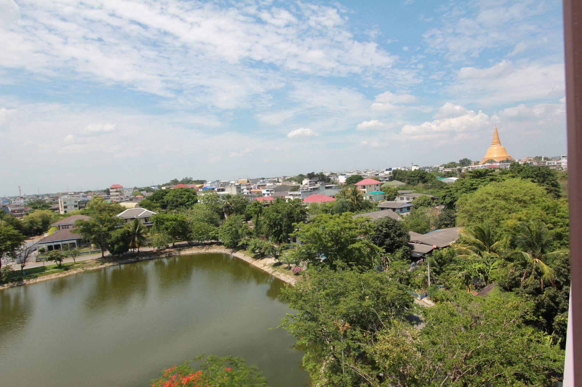 Kamonthara Hotel Nakhonpathom Kültér fotó