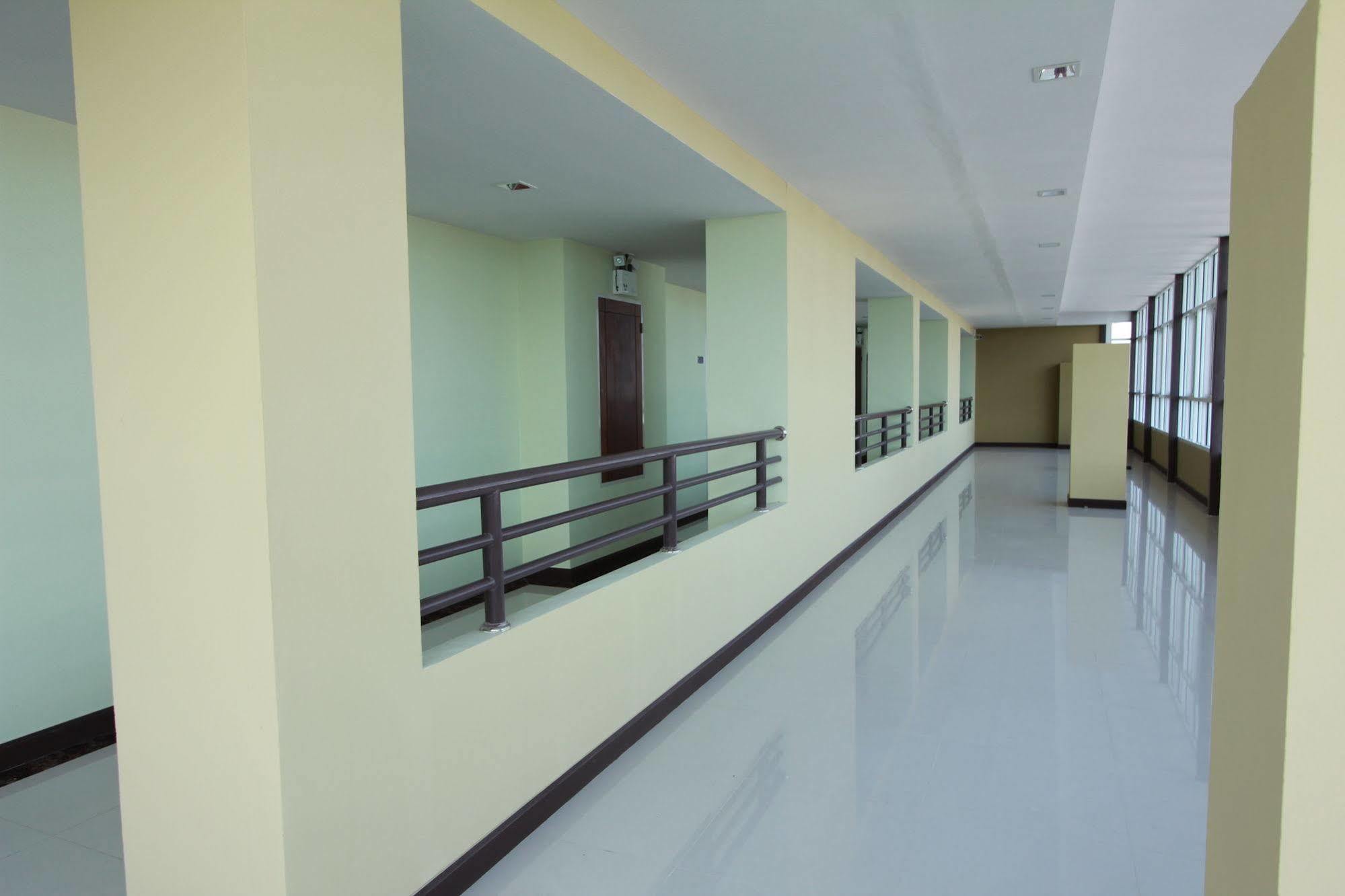 Kamonthara Hotel Nakhonpathom Kültér fotó